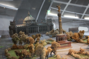 Modell Reichstagsgebäude mit Siegessäule