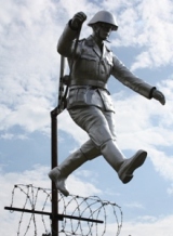 Skulptur des DDR-Grenzsoldaten Conrad Schumann